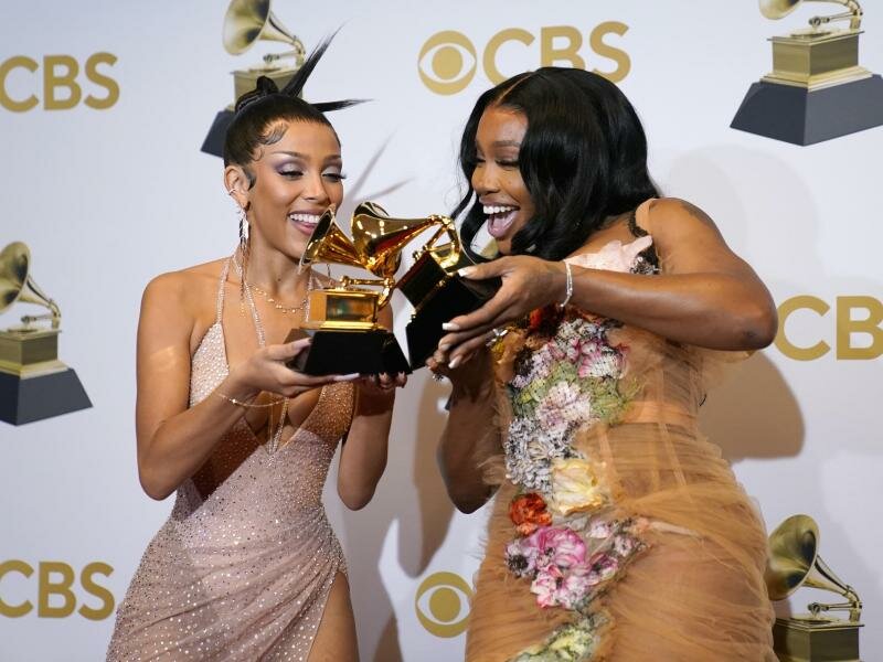 Doja Cat (l) und SZA gewannen einen Grammy als bestes Pop-Duo. Foto: John Locher/Invision/AP/dpa