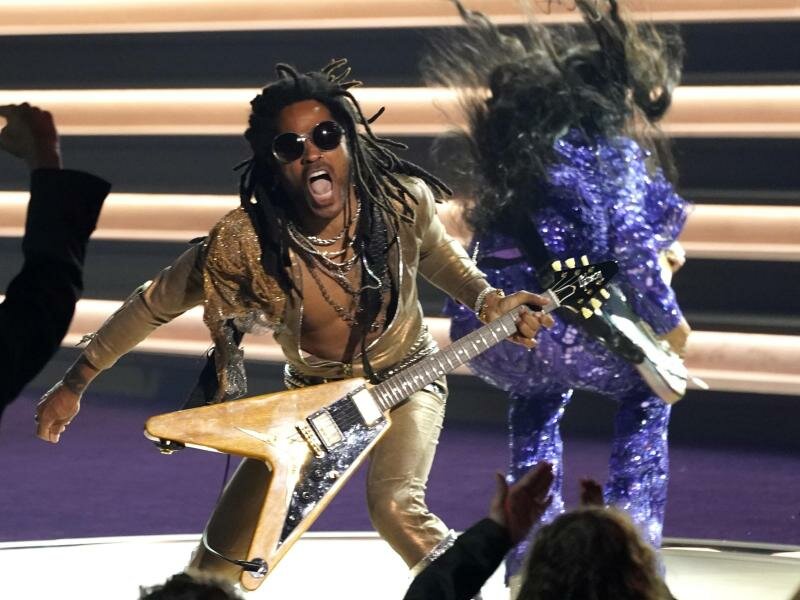 Lenny Kravitz (l) und H.E.R. performten «Are you Gonna Go My Way» bei den 64th Annual Grammy Awards. Foto: Chris Pizzello/Invision/AP/dpa