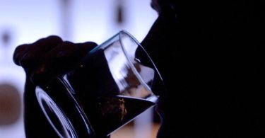 Ein Mann trinkt Whisky aus einem Glas. In Dresden öffnet bald eine Whisky-Manufaktur. Foto: Klaus-Dietmar Gabbert/dpa