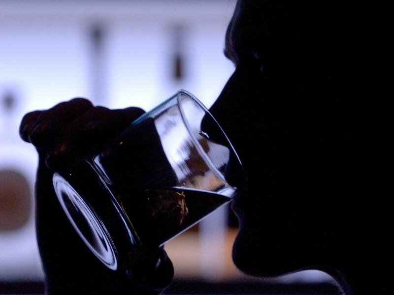 Ein Mann trinkt Whisky aus einem Glas. In Dresden öffnet bald eine Whisky-Manufaktur. Foto: Klaus-Dietmar Gabbert/dpa