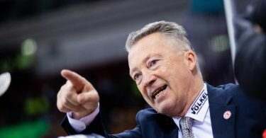 Düsseldorfs Trainer Harold Kreis flog in sein Geburtsland. Foto: Rolf Vennenbernd/dpa