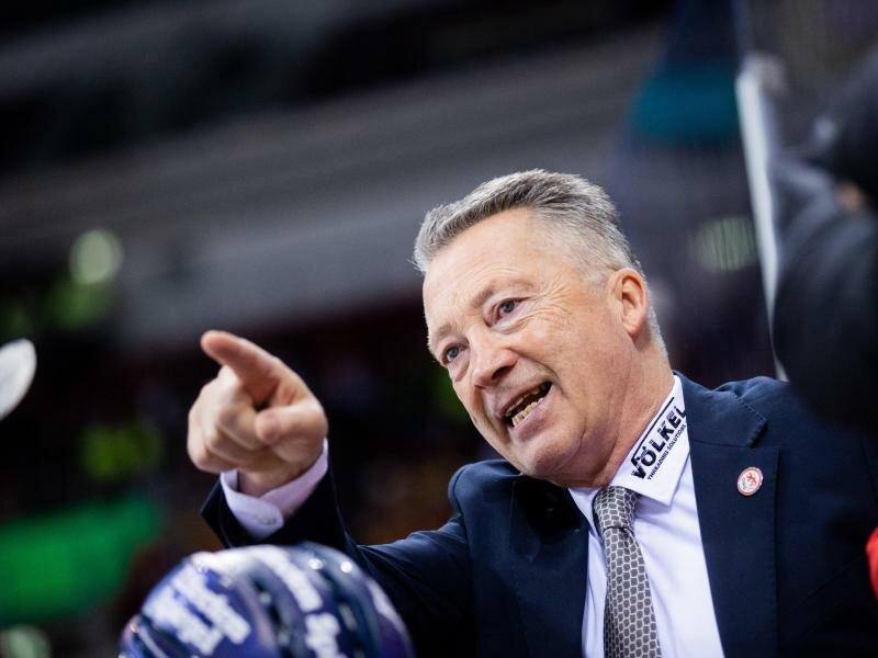 Düsseldorfs Trainer Harold Kreis flog in sein Geburtsland. Foto: Rolf Vennenbernd/dpa