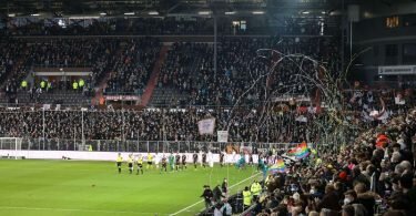Der FC St. Pauli hält bis zum Saisonende an der 2G-Regelung für Zuschauer im Millerntor-Stadion fest. Foto: Christian Charisius/dpa