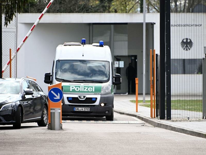 Ein Polizeiwagen verlässt die Aussenstelle des Bundesgerichtshof (BGH). Dort fand beim Ermittlungsrichter des BGH die Haftprüfung des verdächtigen Rechtsextremisten statt. Foto: Uli Deck/dpa