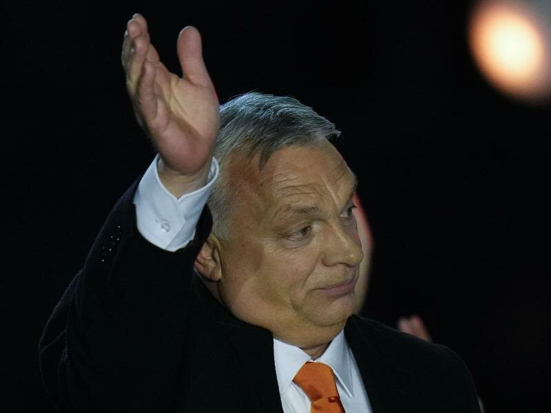 Ungarns Ministerpräsident Viktor Orban dankt jubelnden Anhängern während einer Wahlparty in Budapest. Foto: Petr David Josek/AP/dpa