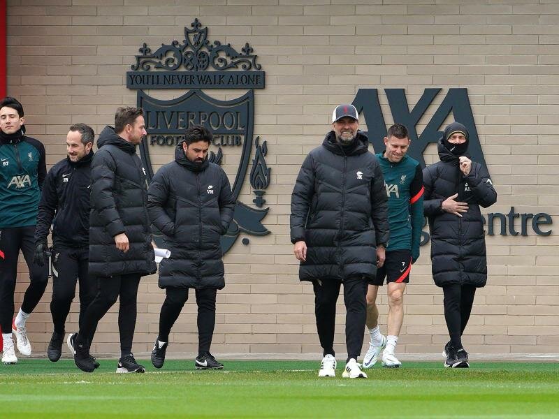 Jürgen Klopp (3.v.r) beim Training seiner Mannschaft vor der Partie bei Benfica. Foto: Peter Byrne/PA Wire/dpa