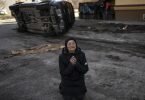 Die 57-jährige Tanya Nedashkivs'ka trauert um ihren Mann, der in Butscha am Stadtrand von Kiew getötet wurde. Foto: Rodrigo Abd/AP/dpa
