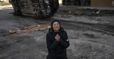 Die 57-jährige Tanya Nedashkivs'ka trauert um ihren Mann, der in Butscha am Stadtrand von Kiew getötet wurde. Foto: Rodrigo Abd/AP/dpa