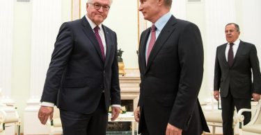Bundespräsident Frank-Walter Steinmeier und der russische Präsident Wladimir Putin treffen sich 2017 im Kreml. Foto: picture alliance / Bernd von Jutrczenka/dpa