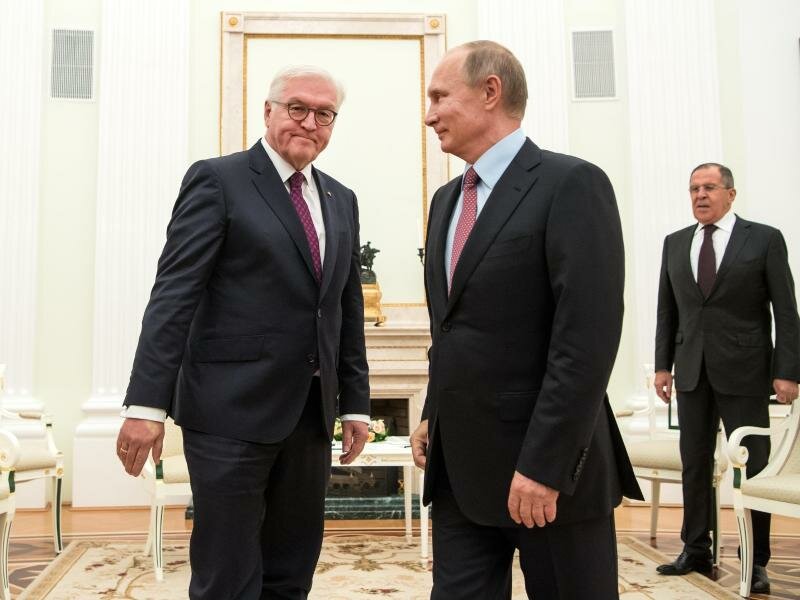Bundespräsident Frank-Walter Steinmeier und der russische Präsident Wladimir Putin treffen sich 2017 im Kreml. Foto: picture alliance / Bernd von Jutrczenka/dpa