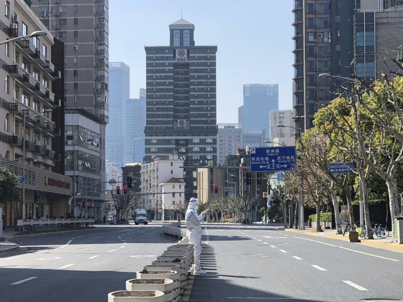 Fast menschenleere Straßen sind die Folge des Corona-Lockdowns in Shanghai - zum Beispiel im abgesperrten Bezirk Jingan im Westen der Stadt. Foto: Chen Si/AP/dpa