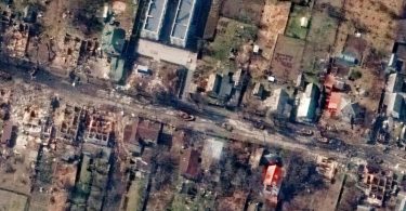 Dieses von Maxar Technologies bereitgestellte Satellitenbild zeigt einen Überblick über zerstörte Häuser und Fahrzeuge in einer Straße in Butscha. Foto: Uncredited/Maxar Technologies/AP/dpa
