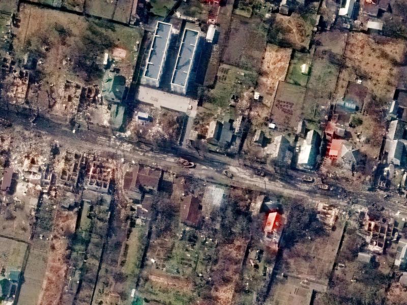 Dieses von Maxar Technologies bereitgestellte Satellitenbild zeigt einen Überblick über zerstörte Häuser und Fahrzeuge in einer Straße in Butscha. Foto: Uncredited/Maxar Technologies/AP/dpa