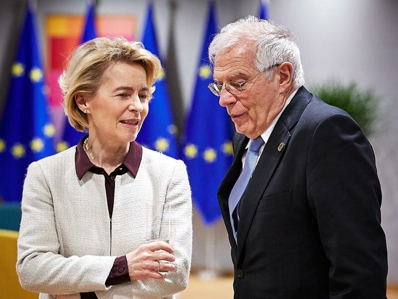 Ursula von der Leyen, Präsidentin der Europäischen Kommission, spricht mit Josep Borrell, Hoher Vertreter der Europäischen Union für Außen- und Sicherheitspolitik. Foto: Mario Salerno/EU Council/dpa