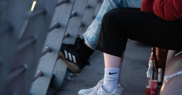 Junge Menschen blicken eine Umfrage zufolge wenig hoffnungsvoll in die Zukunft. Foto: Fernando Gutierrez-Juarez/dpa-Zentralbild/dpa