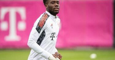 Stand rechtzeitig vor dem Hinspiel bei Villarreal wieder auf dem Trainingsplatz: Alphonso Davies. Foto: Matthias Balk/dpa