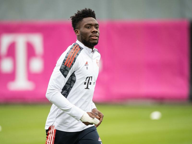 Stand rechtzeitig vor dem Hinspiel bei Villarreal wieder auf dem Trainingsplatz: Alphonso Davies. Foto: Matthias Balk/dpa