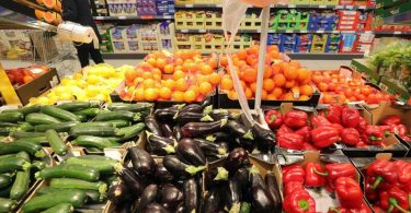 Obst- und Gemüsesorten liegen in einem Berliner Supermarkt zum Verkauf bereit. Die Branche leidet zusehens unter den gestiegenen Energiepreisen. Die Preisentwicklungen machen sich bereits im Handel bemerkbar. Foto: Wolfgang Kumm/dpa