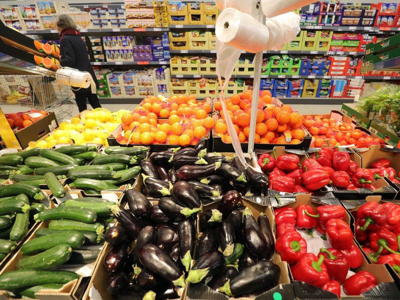 Obst- und Gemüsesorten liegen in einem Berliner Supermarkt zum Verkauf bereit. Die Branche leidet zusehens unter den gestiegenen Energiepreisen. Die Preisentwicklungen machen sich bereits im Handel bemerkbar. Foto: Wolfgang Kumm/dpa