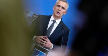 NATO-Generalsekretär Jens Stoltenberg spricht bei einer Pressekonferenz vor dem Außenministertreffen im Nato-Hauptquartier. Foto: Virginia Mayo/AP/dpa