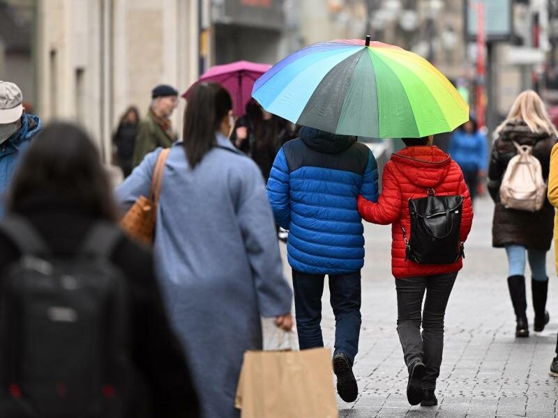 Zahlreiche Menschen gehen durch eine Einkaufsstraße in Köln. Foto: Federico Gambarini/dpa