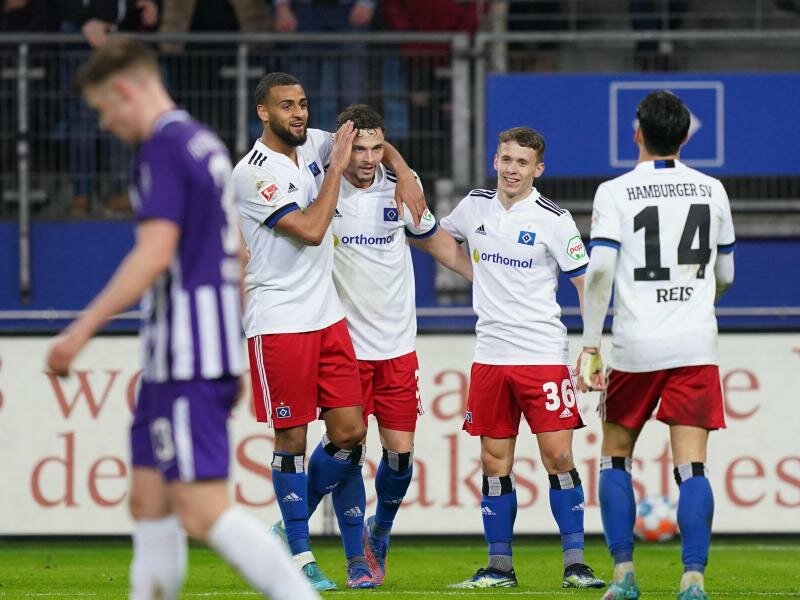Hamburgs Moritz Heyer (3.v.r) jubelt mit Josha Vagnoman (l) und Anssi Suhonen (2.v.r) und Ludovit Reis nach seinem Treffer zum 3:0. Foto: Marcus Brandt/dpa