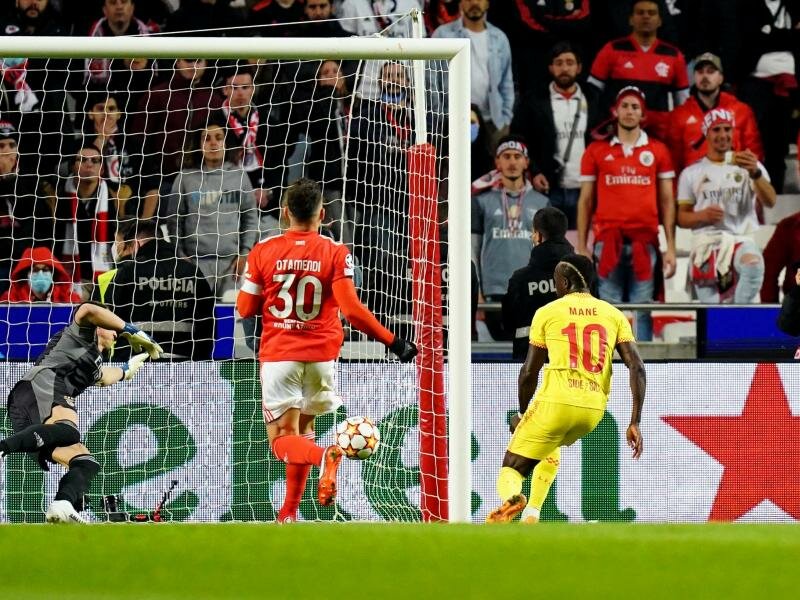 Liverpools Sadio Mane (r) erzielt das 0:2. Foto: Adam Davy/PA Wire/dpa