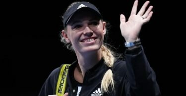 Die beste Tennisspielerin der dänischen Geschichte, Caroline Wozniacki, winkt den Fans vor dem Spiel. Foto: Liselotte Sabroe/Ritzau Scanpix Foto/AP/dpa
