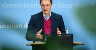 Bundesgesundheitsminister Karl Lauterbach (SPD) äußert sich bei einer Pressekonferenz zur aktuellen Corona-Lage. Foto: Bernd von Jutrczenka/dpa