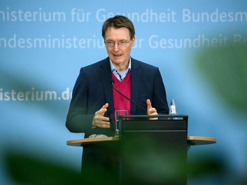 Bundesgesundheitsminister Karl Lauterbach (SPD) äußert sich bei einer Pressekonferenz zur aktuellen Corona-Lage. Foto: Bernd von Jutrczenka/dpa