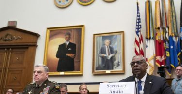 US-Verteidigungsminister Lloyd Austin (vorne r) und Generalstabschef Mark Milley (vorne l). Foto: Evan Vucci/AP/dpa