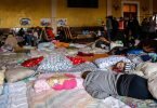 Ukrainische Flüchtlinge schlafen in einer provisorischen Unterkunft am Hauptbahnhof von Lwiw. Foto: Dominika Zarzycka/SOPA Images via ZUMA Press Wire/dpa
