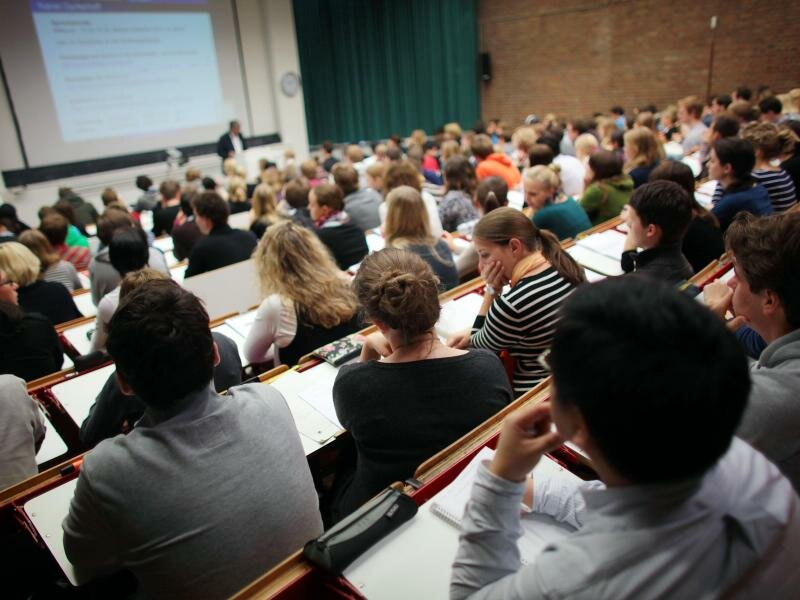 Studierende verfolgen eine Vorlesung an der Universität Köln. Bafög-Empfänger sollen zum Wintersemester fünf Prozent mehr Geld bekommen. Foto: Oliver Berg/dpa