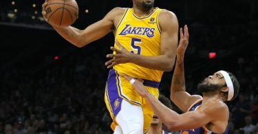 Los Angeles Lakers-Guard Talen Horton-Tucker (5) geht an Phoenix Suns-Center JaVale McGee (r) vorbei zum Korb. Foto: Rick Scuteri/AP/dpa