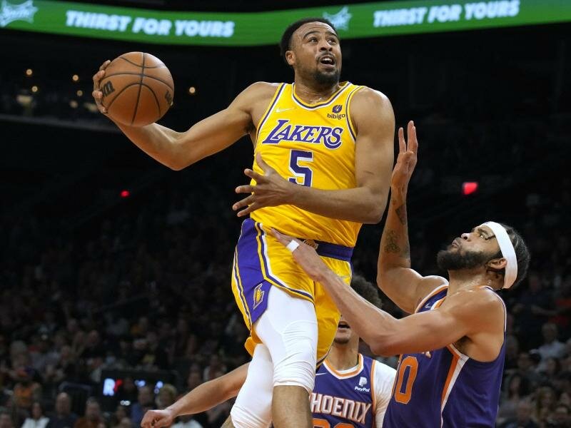 Los Angeles Lakers-Guard Talen Horton-Tucker (5) geht an Phoenix Suns-Center JaVale McGee (r) vorbei zum Korb. Foto: Rick Scuteri/AP/dpa