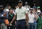Hat sich nach seinem schweren Autounfall zurückgekämpft: Tiger Woods in Aktion. Foto: Charlie Riedel/AP/dpa