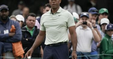 Hat sich nach seinem schweren Autounfall zurückgekämpft: Tiger Woods in Aktion. Foto: Charlie Riedel/AP/dpa
