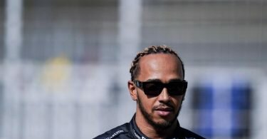 Mercedes-Pilot Lewis Hamilton fuhr zu Saisonbeginn hinterher. Foto: James Gasperotti/ZUMA Press Wire/dpa