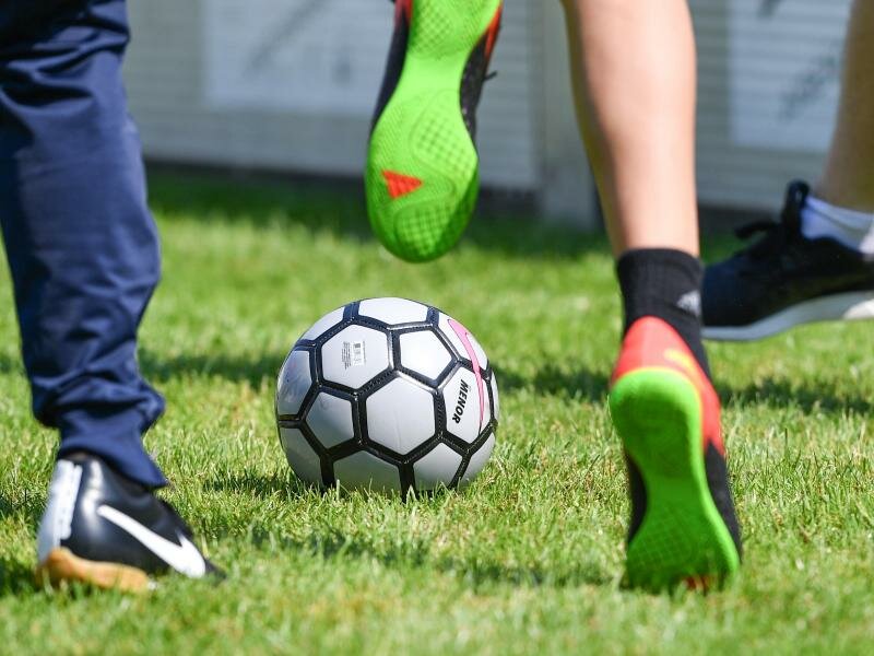 Ärzte der Hamburger Asklepios Klinik fordern: Im Kinder- und Jugendfußball sollte auf Kopfball-Training verzichtet werden. Foto: picture alliance / dpa