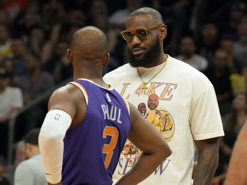 LeBron James (r) verfolgte das Aus seiner Lakers vom Spielfeldrand. Foto: Rick Scuteri/AP/dpa
