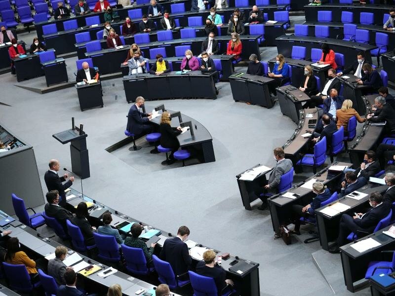 Bundeskanzler Olaf Scholz (SPD - links vorne) beantwortet bei der Regierungsbefragung im Bundestag die Fragen der Abgeordneten. Foto: Kay Nietfeld/dpa