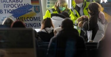 Flüchtlinge aus der Ukraine stehen nach der Ankunft aus Chisinau/Moldau im Sicherheitsbereich des Flughafen Erfurt-Weimar. Foto: Michael Reichel/dpa