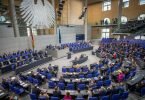 Im Bundestag fällt heute die Entscheidung über eine allgemeine Corona-Impfpflicht. Foto: Michael Kappeler/dpa