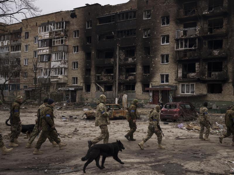 Ukrainische Soldaten begutachten ein schwer beschädigtes Wohnhaus in Irpin. Foto: Felipe Dana/AP/dpa