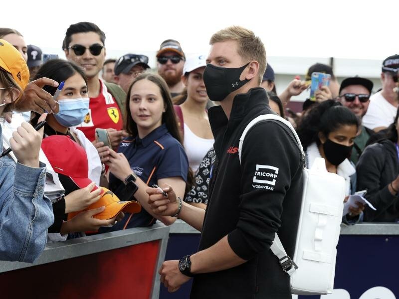Mick Schumacher bei seiner Ankunft in Melbourne ein. Foto: Asanka Brendon Ratnayake/AP/dpa