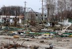Völlige Zerstörung: Trümmer liegen auf dem Boden in der Nähe von Butscha. Foto: Ukrinform/dpa