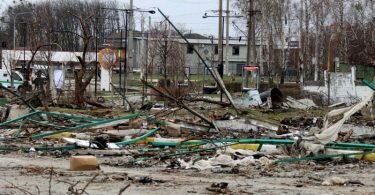 Völlige Zerstörung: Trümmer liegen auf dem Boden in der Nähe von Butscha. Foto: Ukrinform/dpa