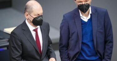 Hatten sich ein anderes Ergebnis gewünscht:&nbsp;Gesundheitsminister Karl Lauterbach (r.) und Bundeskanzler Olaf Scholz. Foto: Kay Nietfeld/dpa