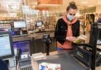Auch wenn die Maske kein Muss mehr ist: Viele tragen sie im Einzelhandel weiterhin - und fühlen sich unwohl, wenn ihnen jemand ohne Maske zu nahe kommt. Foto: Benjamin Nolte/dpa-tmn