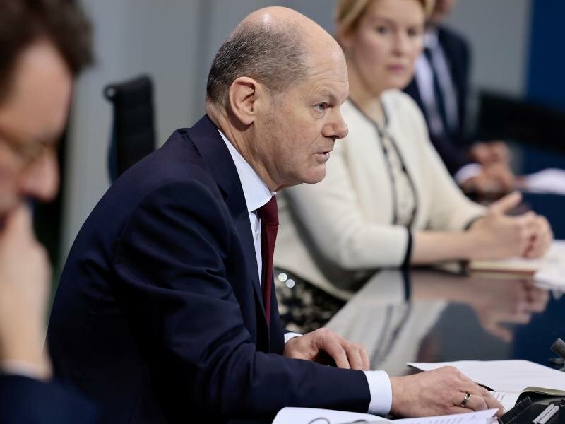 Die Ministerpräsidenten beraten mit dem Bundeskanzler, wie die Kosten für die Versorgung ukrainischer Kriegsflüchtlinge aufgeteilt werden sollen. Foto: Hannibal Hanschke/POOL AP/dpa